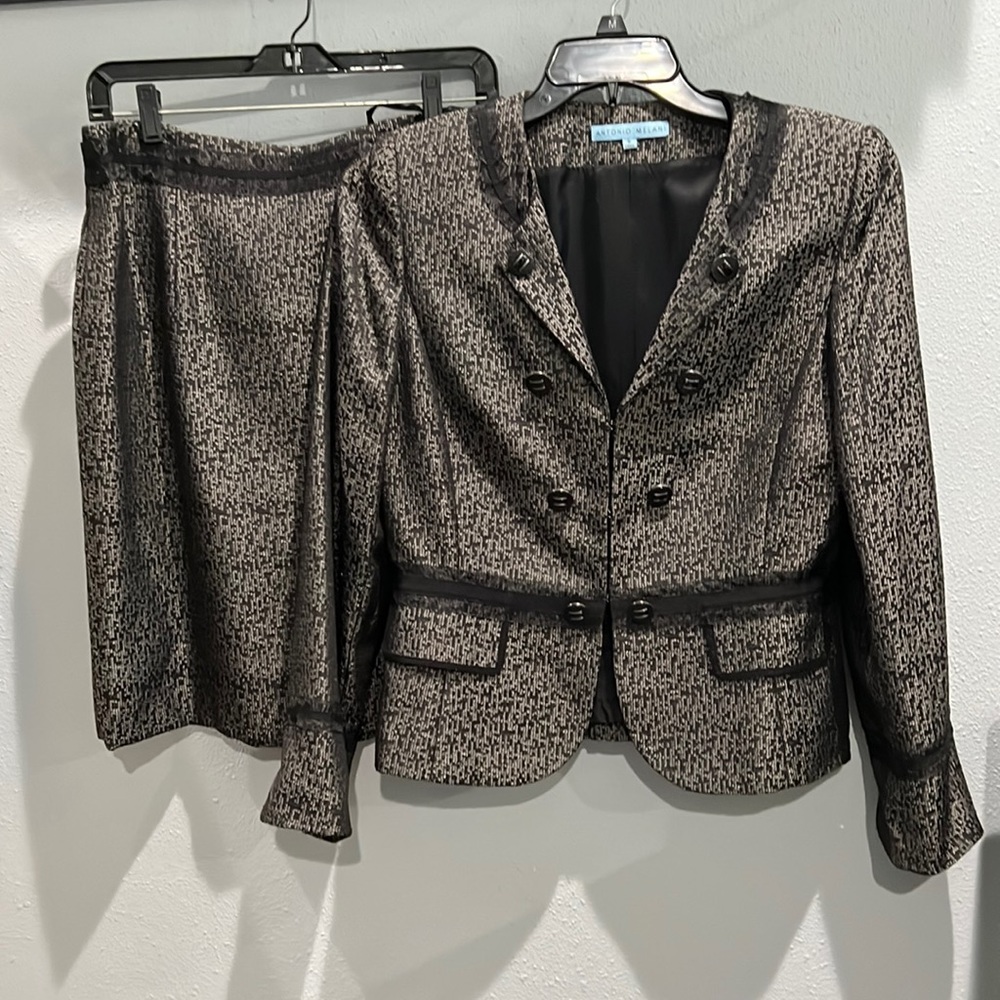 This is a beautiful suit 4 work, a wedding, job interview. Well taken care of.